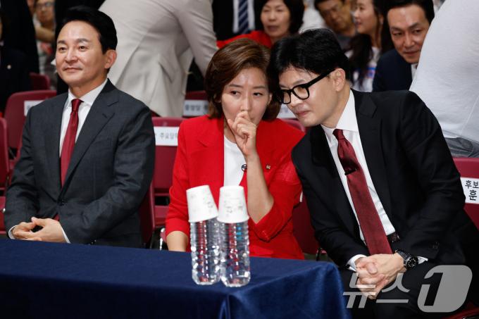 원희룡(왼쪽부터), 나경원, 한동훈 국민의힘 당대표 후보가 8일 광주 서구 김대중컨벤션센터에서 열린 국민의힘 제4차 전당대회 광주?전북?전남?제주 합동연설회에 참석하고 있다. 2024.7.8/뉴스1 ⓒ News1 안은나 기자