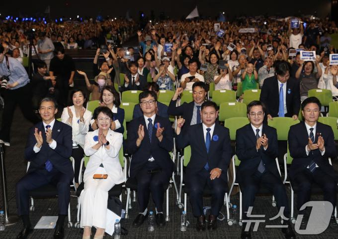 20일 오후 경기 수원시 영통구 수원컨벤션센터에서 '조국혁신당 제1차 전국당원대회'가 시작하고 있다. 황명선 신임 최고위원이 다른 후보들과 함께 앉아있다. (왼쪽에서 세번째)2024.7.20/뉴스1 ⓒ News1 김영운 기자