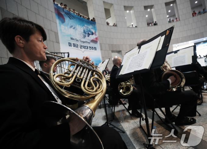 [사진] 美 해군 군악대의 연주
