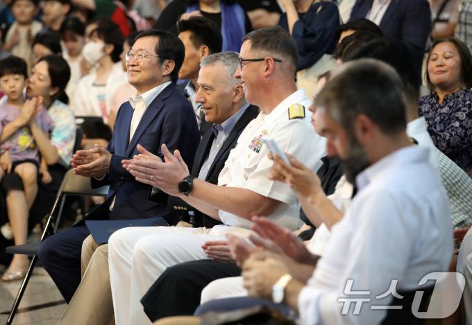 [사진] 군악 연주 감상하는 백승주 전쟁기념사업회장