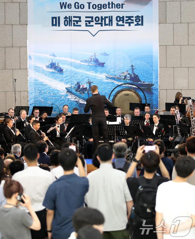 [사진] 미 해군 군악대, '같이 갑시다'