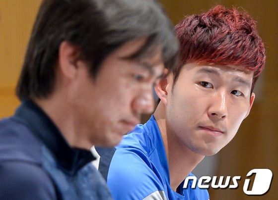 홍명보 감독(왼쪽)과 손흥민이 런던에서 만나 독대를 나눴다.ⓒ News1 DB