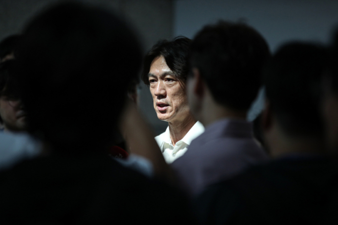 홍명보 감독이 20일 영국 런던에서 손흥민과 독대한 배경에 관심이 커지고 있다. 홍명보 신임 축구대표팀 감독이 15일 오전 외국인 코칭스태프 선임 관련 업무를 위해 인천국제공항을 통해 출국하기 전 취재진과 인터뷰하고 있다. /사진=(인천공항=뉴스1) 이승배 기자