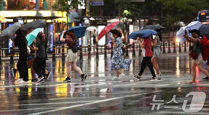[사진] 비바람 몰아치는 광화문네거리