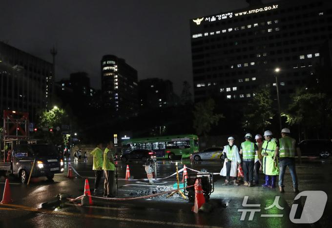 [사진] 경복궁역 인근 포트홀 '복구 중'