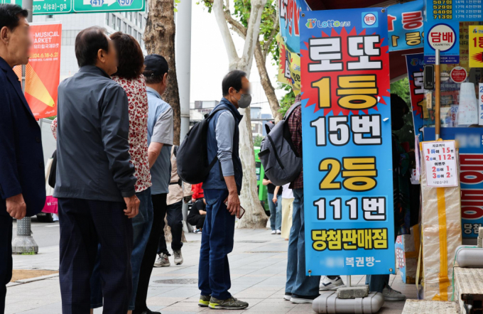 제 1129회 동행복권 로또 추첨 결과 5, 10, 11, 17, 28, 34가 1등 당첨 번호로 결정됐다. 2등 보너스 번호는 22다./사진=뉴시스