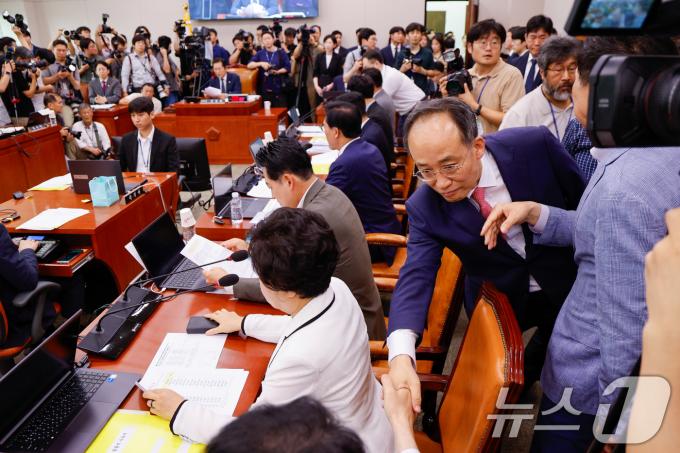 추경호 국민의힘 원내대표가 19일 오전 서울 여의도 국회 법제사법위원회에서 열린 '윤석열 대통령 탄핵소추안 즉각 발의 요청에 관한 청원 관련 1차 청문회'에서 동료 의원들을 격려하고 있다. 2024.7.19/뉴스1 ⓒ News1 안은나 기자