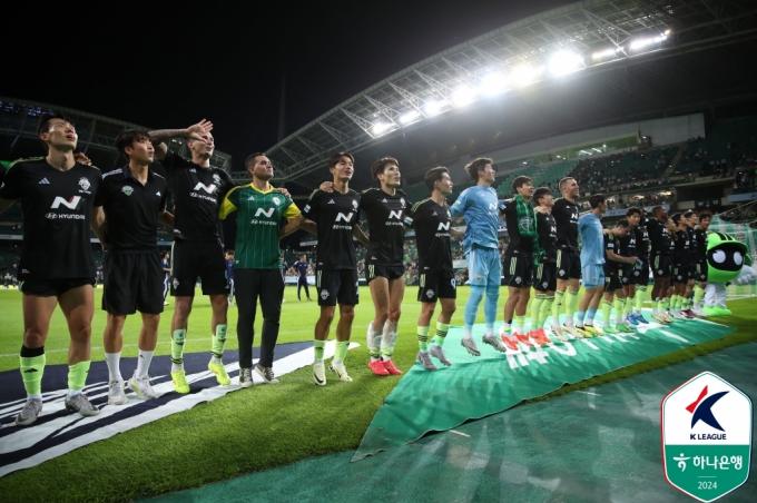 전북 현대가 20일 전주월드컵경기장에서 열린 K리그1 24라운드 울산HD와 홈 경기에서 2-0으로 승리했다. 경기 종료 후 에닝요(왼쪽에서 네 번째)가 전북 선수들과 함께 기뻐하고 있다. (한국프로축구연맹 제공)
