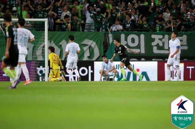 전북 현대가 20일 전주월드컵경기장에서 열린 K리그1 24라운드 울산HD와 홈 경기에서 2-0으로 승리했다. 안드리고(오른쪽에서 두 번째)가 후반 52분 추가 골을 넣은 후 기뻐하고 있다. (한국프로축구연맹 제공)