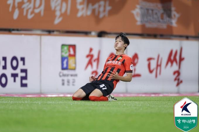 강원FC 양민혁이 20일 강릉종합운동장에서 열린 K리그1 24라운드 제주 유나이티드와 홈 경기에서 2골을 몰아쳐 팀의 4-0 대승을 이끌었다. (한국프로축구연맹 제공)