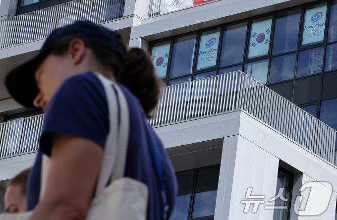 [사진] 대표팀 선수촌 입촌 시작…팀코리아·태극기 걸려 있는 파리 선수촌