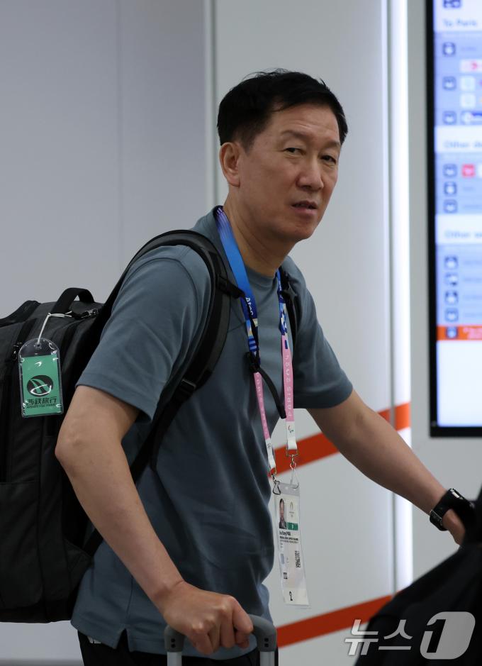 [사진] 박주봉 감독, 일본 대표팀 이끌고 파리 입성