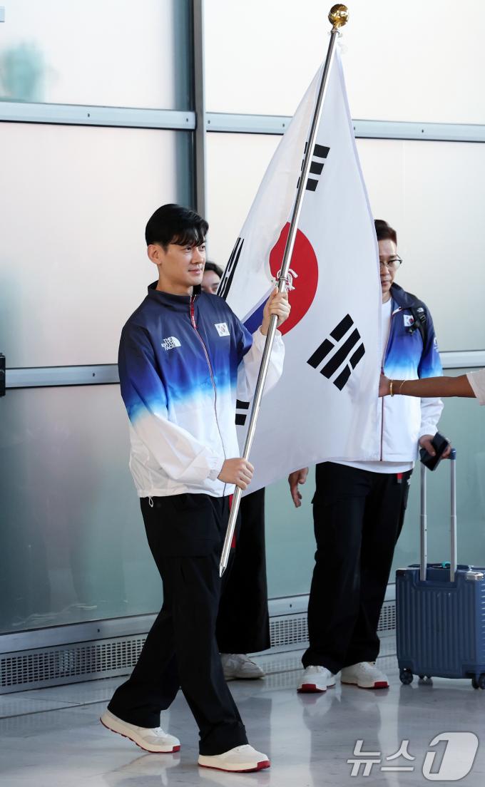 [사진] 기수로 파리 입성한 구본길