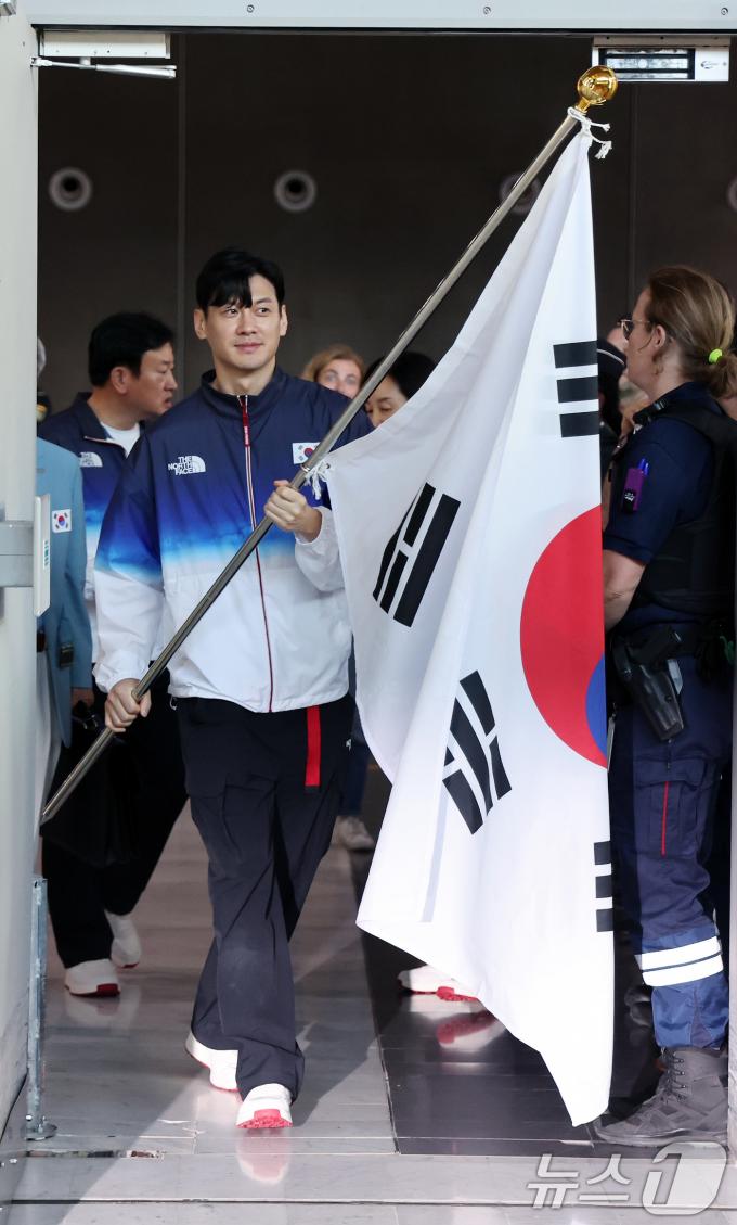 [사진] 올림픽 선수단 본단 '파리 입성'