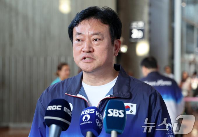 [사진] 파리 도착해 인터뷰 갖는 정강선 파리올림픽 선수단장