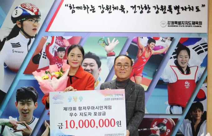이보은 강원특별자치도청 수영팀 감독(왼쪽). (강원특별자치도체육회 제공)