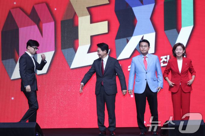 한동훈(왼쪽부터), 원희룡, 윤상현, 나경원 국민의힘 당대표 후보가 12일 오후 대구 엑스코에서 열린 제4차 전당대회 대구·경북 합동연설회에서 기념 촬영을 위해 무대에 오르고 있다. 2024.7.12/뉴스1 ⓒ News1 이광호 기자