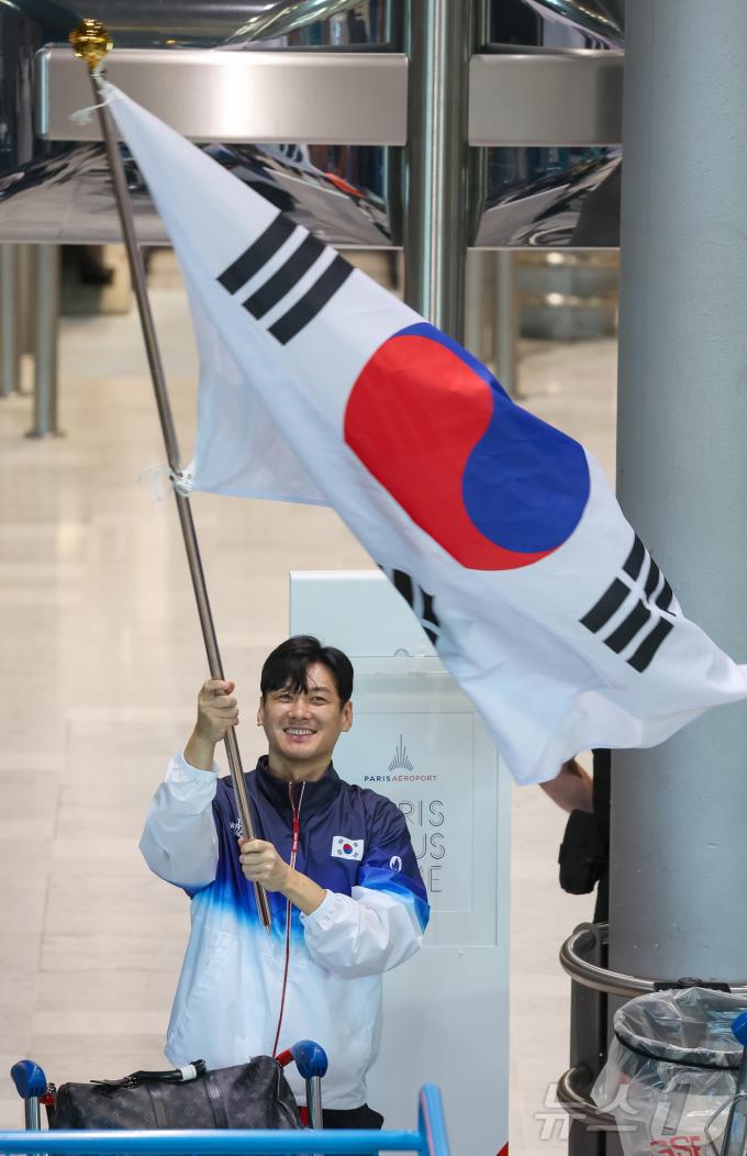 [사진] 파리 도착한 '팀코리아'…태극기 흔드는 구본길