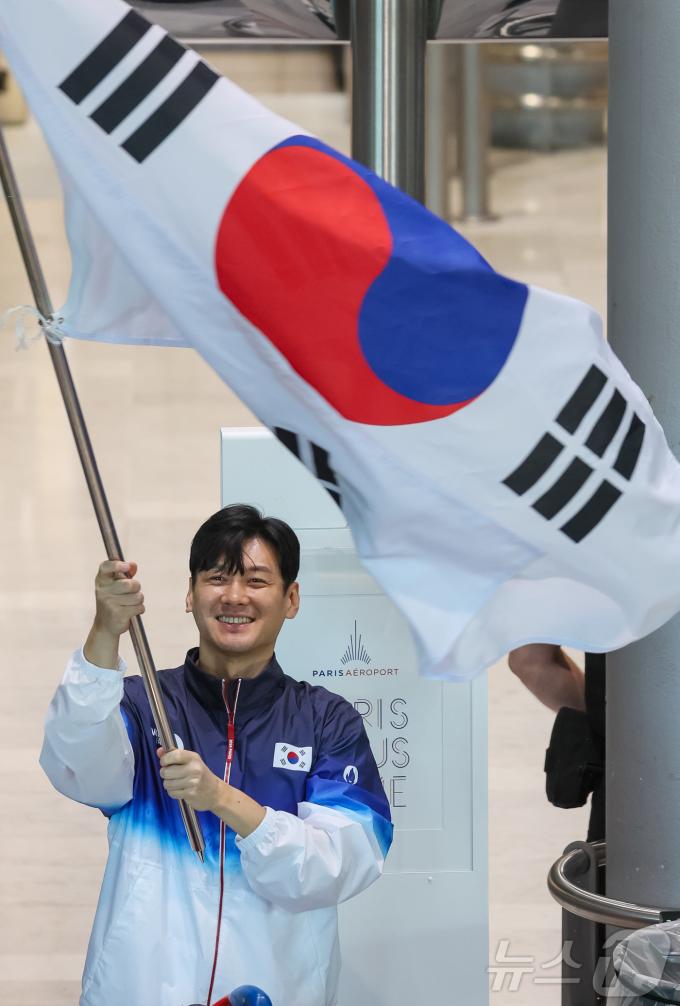 [사진] 파리 도착한 '팀코리아'... 태극기 흔드는 구본길