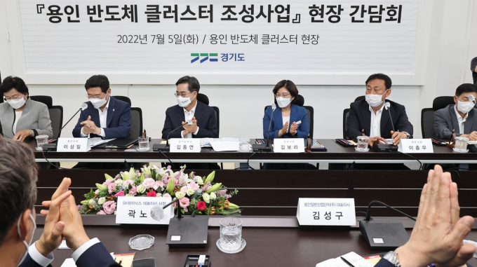  2022년 7월 용인시 처인구 '용인 반도체 클러스터 조성사업' 현장 간담회 모습. 김동연 경기도지사와 김경희 이천시장,이상일 용인시장,김 지사,김보라 안성시장,이충우 여주시장이 참석했다. 사진제공=뉴스1