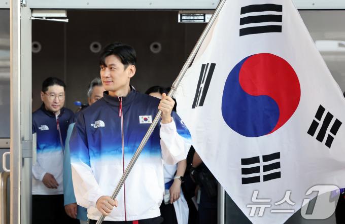 펜싱 대표팀 구본길을 비롯한 2024 파리올림픽 선수단 본단이 21일 오전(한국시간) 프랑스 파리 샤를 드골 공항을 통해 입국하고 있다. 2024.7.21/뉴스1 ⓒ News1 이동해 기자