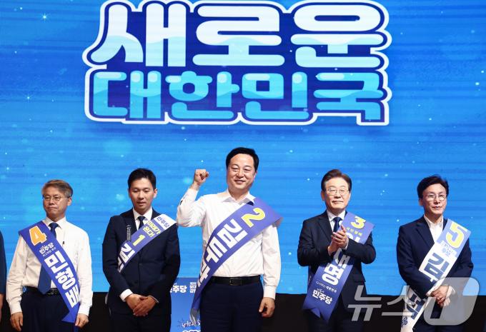 [사진] 강원 당원들 향해 인사하는 김두관 후보