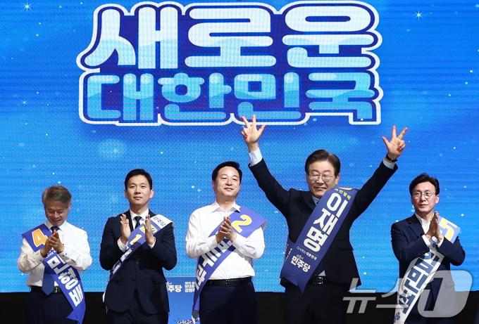 [사진] 강원 당원들 향해 인사하는 이재명 후보