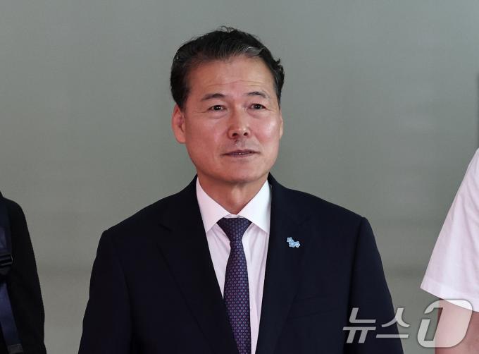 [사진] 출국하는 김영호 통일부 장관