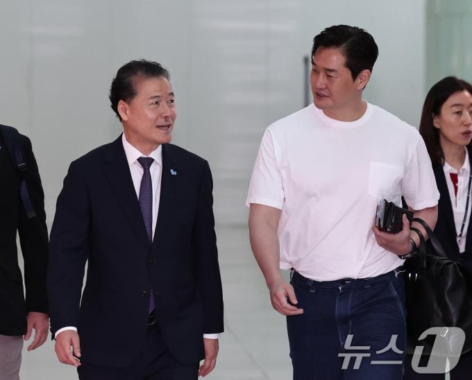 [사진] 출국하는 김영호 통일부 장관과 배우 유지태