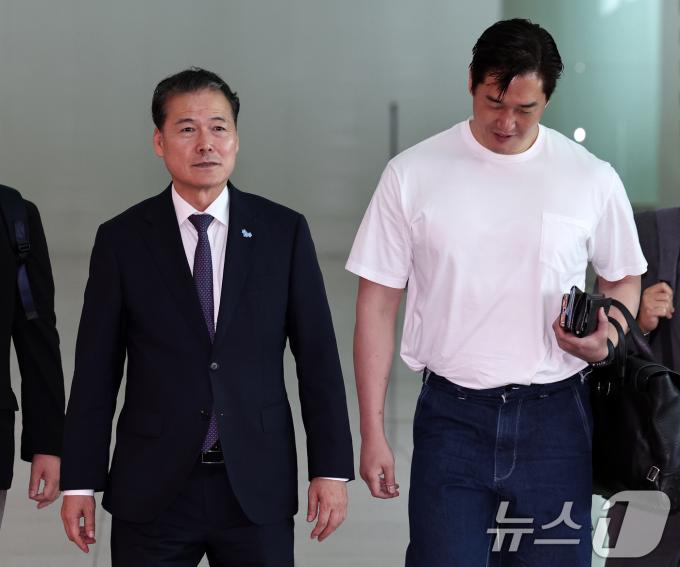[사진] 출국하는 김영호 장관과 유지태