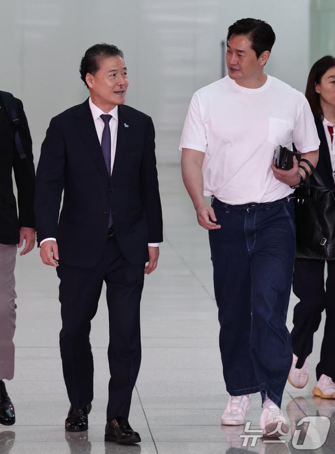[사진] 배우 유지태 씨와 함께 출국하는 김영호 장관