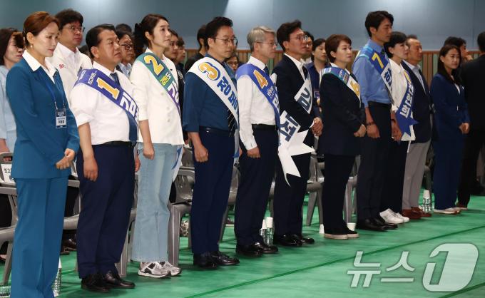 [사진] 애국가 부르는 민주당 최고위원 후보들
