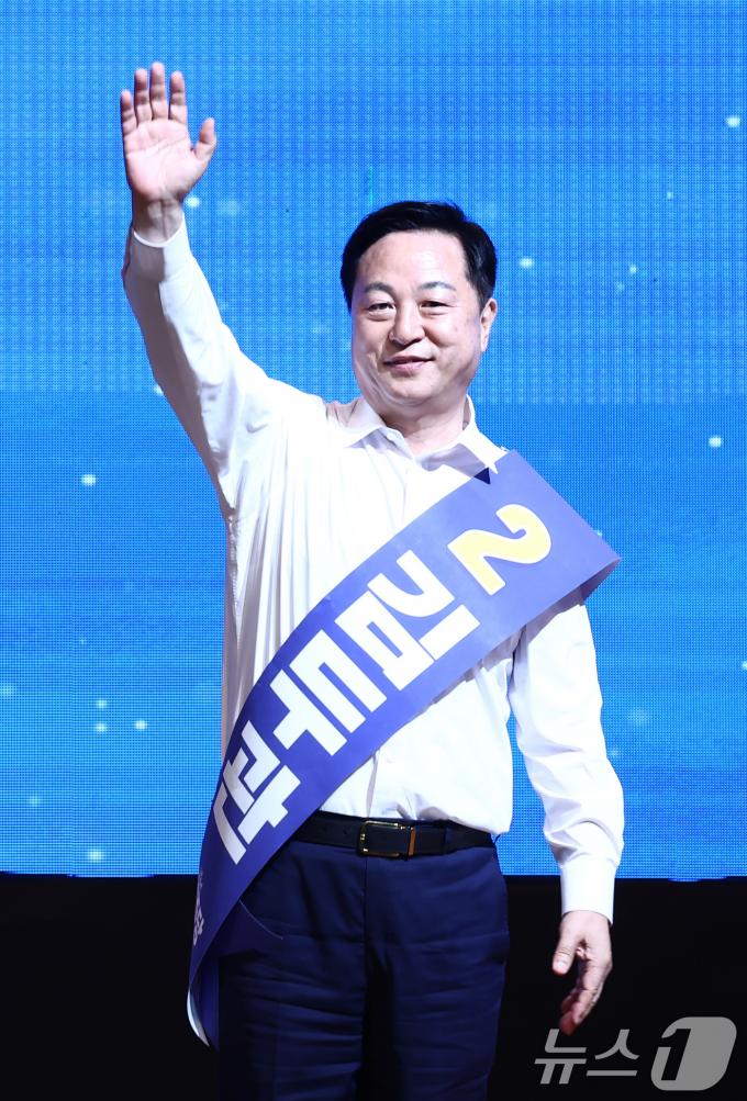 [사진] 강원 당원들 향해 인사하는 김두관 후보