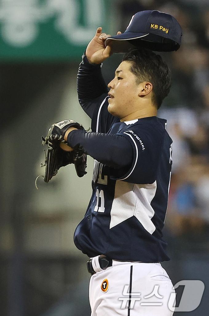 19일 오후 서울 송파구 잠실야구장에서 열린 프로야구 '2024 신한 SOL 뱅크 KBO리그' 두산 베어스와 LG 트윈스의 경기, 두산 선발 시라카와가 LG 박해민에게 볼넷을 주며 만루가 되자 아쉬워하고 있다. 2024.7.19/뉴스1 ⓒ News1 김진환 기자