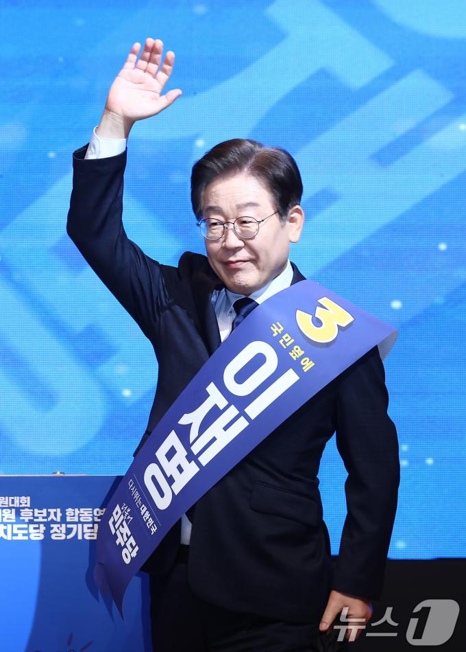 [사진] 강원 당원들 향해 인사하는 이재명 후보