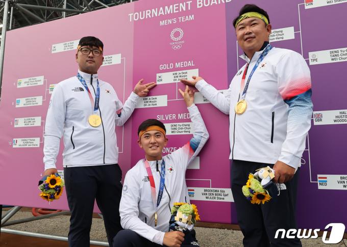2020 도쿄 올림픽 양궁 남자 단체전에서 금메달을 합작한 오진혁, 김제덕, 김우진(오른쪽부터) 뉴스1 ⓒ News1 송원영 기자