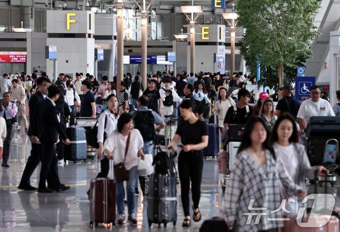[사진] 휴가철 북적이는 공항