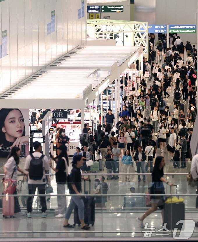 [사진] 여름휴가철 북적이는 인천공항