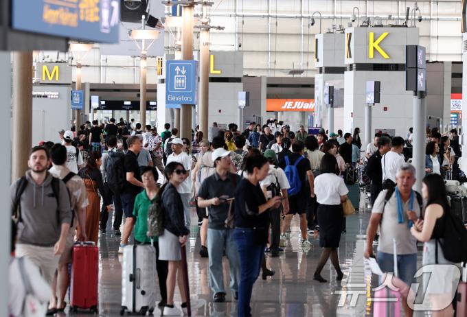 [사진] 상반기 인천공항 국제선 여객 회복률 96.6%