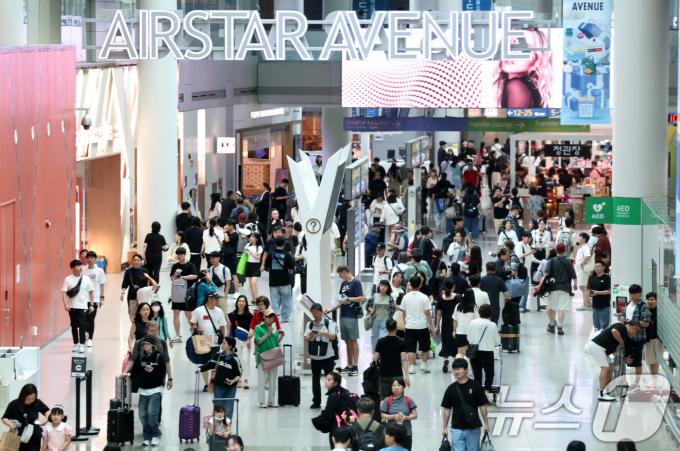 [사진] 북적이는 공항 면세구역