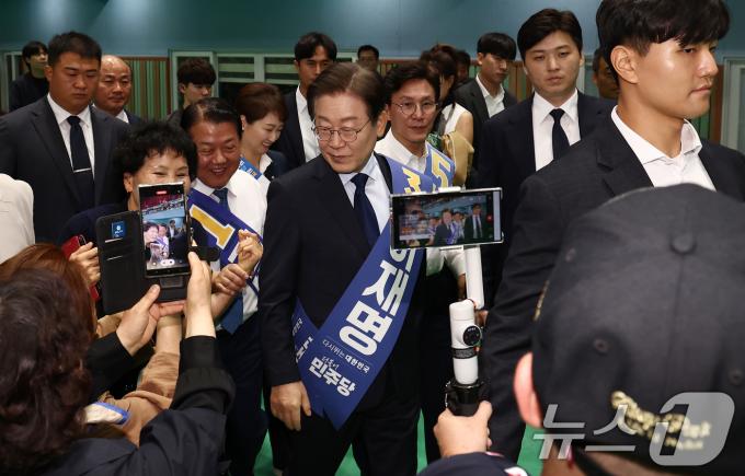 [사진] 당원들에 둘러싸인 이재명 당대표 후보