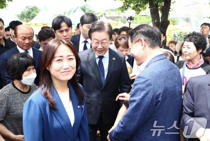 [사진] 홍천찰옥수수 축제 둘러보는 이재명