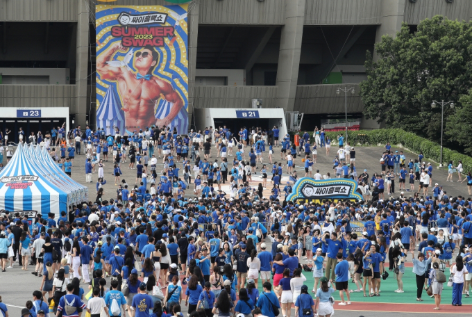 가수 싸이의 흠뻑쇼가 오늘 공연을 예정대로 진행된다. 사진은 지난해 열린 '싸이 흠뻑쇼 SUMMER SWAG 2023'를 보기위해 모인 팬들이 입장하는 모습. /사진=뉴스1