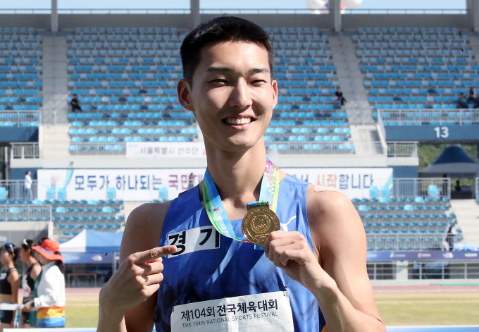 한국 간판 우상혁이 파리올림픽 금메달을 노린다. 사진은 지난해 열린 전국체전에서 금메달 획득 장면. /사진=뉴스1