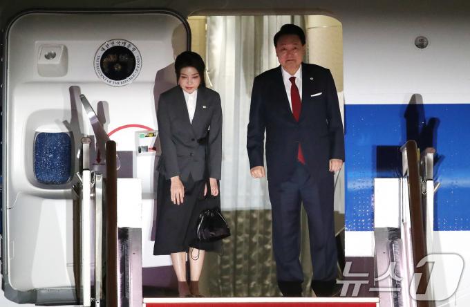 윤석열 대통령과 김건희 여사가 8일 경기 성남시 서울공항에서 공군1호기에 탑승하고 있다. 윤 대통령은 이번 미국 순방(8~11일)을 통해 북대서양조약기구(NATO·나토) 정상회의에 참석해 국제 안보 협력에 대한 논의를 본격화하고, 최근 군사 협력을 강화하고 있는 북한과 러시아를 상대로 강력한 메시지를 낼 예정이다. 한·미·일 3국 정상회담 성사 여부에도 관심이 쏠린다. 2024.7.8/뉴스1 ⓒ News1 임세영 기자