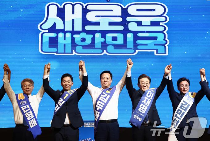 더불어민주당 당대표·최고위원 후보들이 21일 오전 강원도 홍천군 홍천종합체육관에서 열린 제1회 전국당원대회 강원 지역 합동연설회에