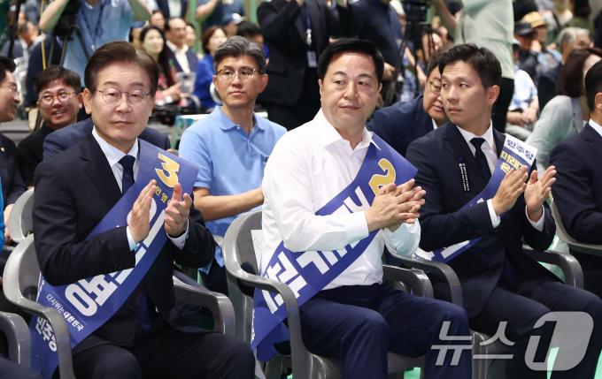 이재명(왼쪽부터), 김두관, 김지수 더불어민주당 당대표 후보들이 21일 오전 강원도 홍천군 홍천종합체육관에서 열린 제1회 전국당원대회 강원 지역 합동연설회에 참석해 자리하고 있다. 2024.7.21/뉴스1 ⓒ News1 김민지 기자