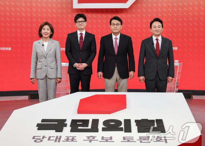 나경원(왼쪽부터), 한동훈, 윤상현, 원희룡 국민의힘 대표 후보가 19일 서울 양천구 SBS 스튜디오에서 국민의힘 제6차 전당대회 당대표 후보 방송토론회에 앞서 기념촬영을 하고 있다. 2024.7.19/뉴스1 ⓒ News1 국회사진취재단
