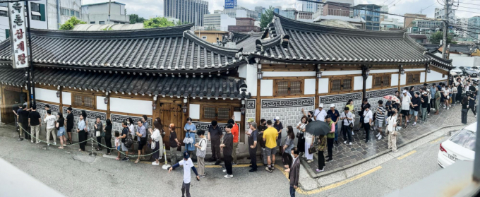 초복인 15일 오후 서울 시내의 한 삼계탕 전문점 앞에 시민들이 점심식사를 하기 위해 줄 서 있다./사진=뉴시스