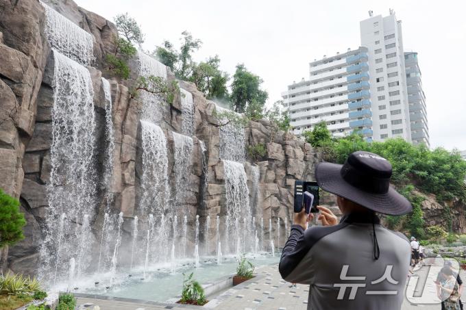 [사진] '시원한 물줄기 보며'